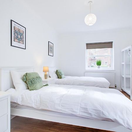 Stylish Two Bedroom Apartment With Free Parking! Romford Buitenkant foto