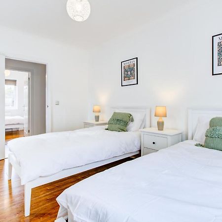 Stylish Two Bedroom Apartment With Free Parking! Romford Buitenkant foto