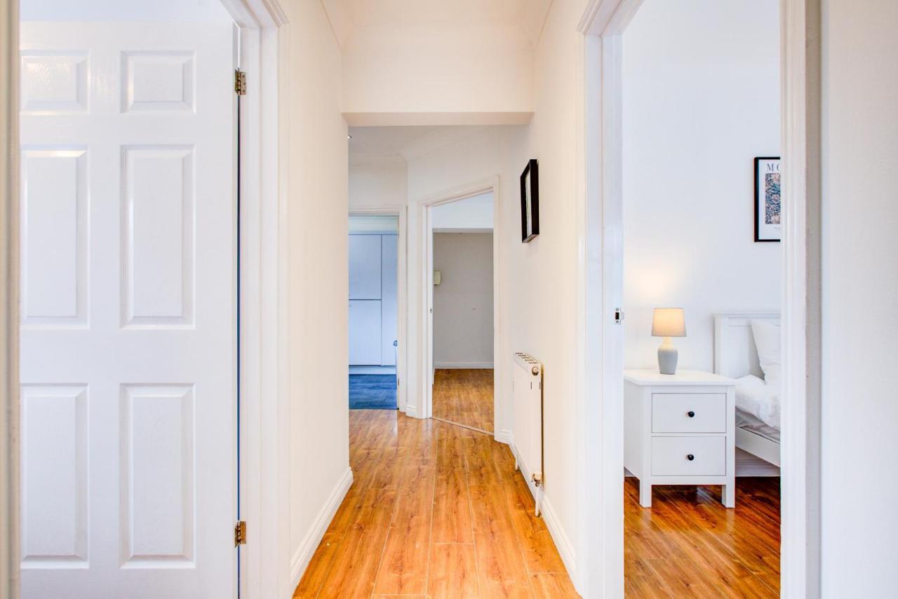 Stylish Two Bedroom Apartment With Free Parking! Romford Buitenkant foto