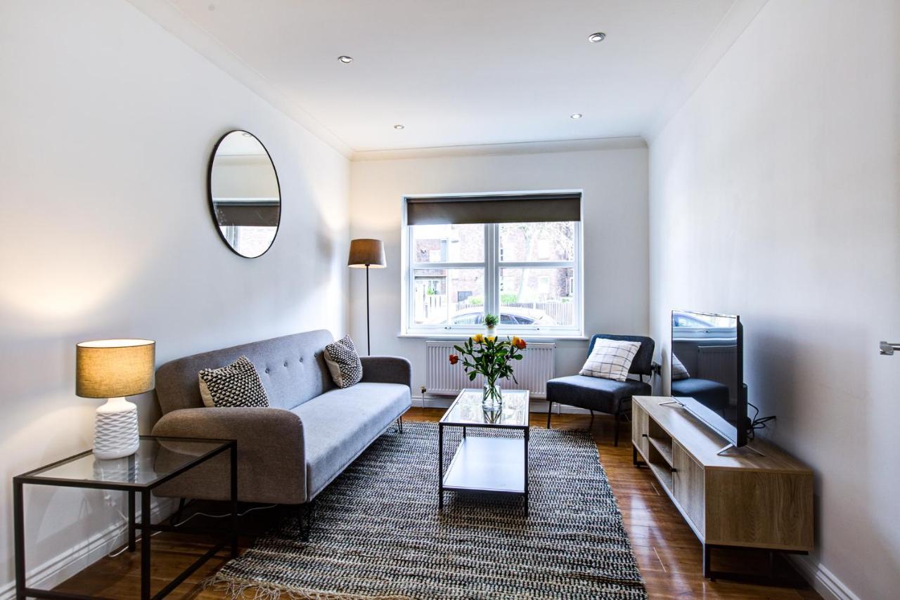 Stylish Two Bedroom Apartment With Free Parking! Romford Buitenkant foto
