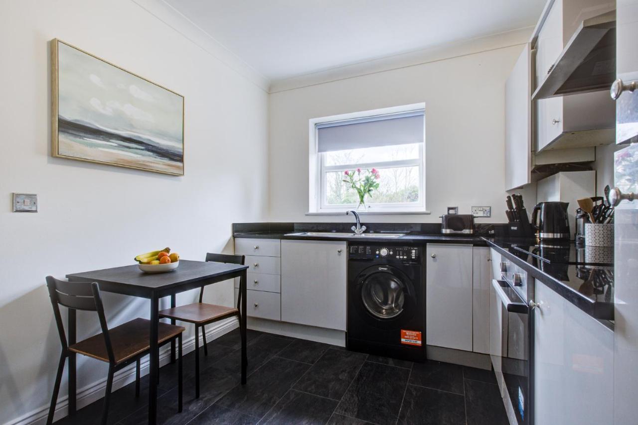 Stylish Two Bedroom Apartment With Free Parking! Romford Buitenkant foto