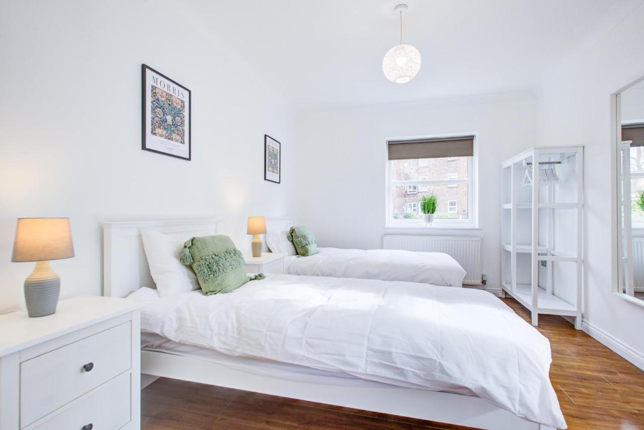 Stylish Two Bedroom Apartment With Free Parking! Romford Buitenkant foto