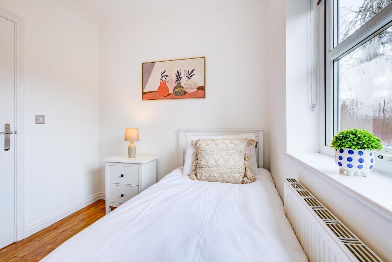 Stylish Two Bedroom Apartment With Free Parking! Romford Buitenkant foto