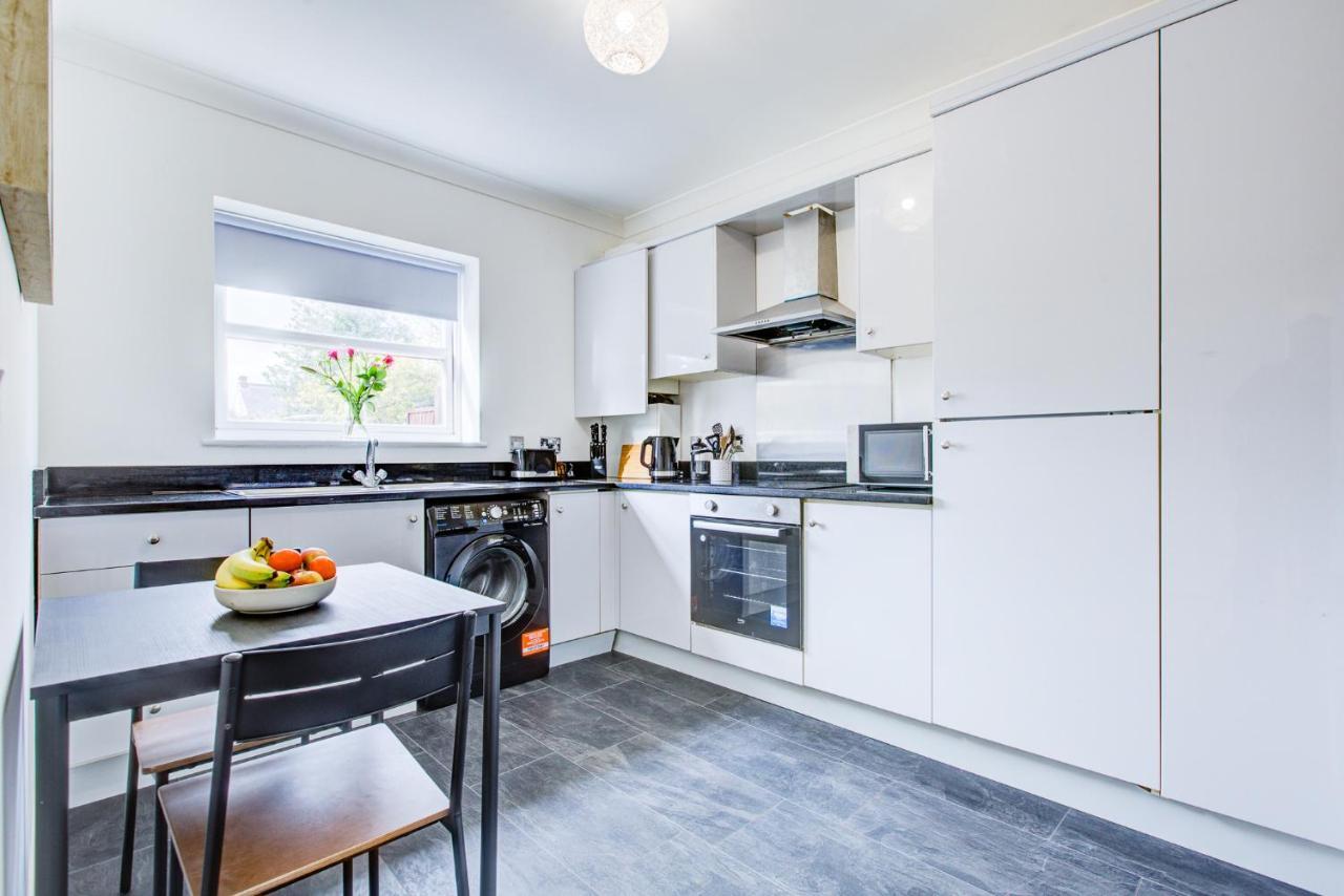 Stylish Two Bedroom Apartment With Free Parking! Romford Buitenkant foto