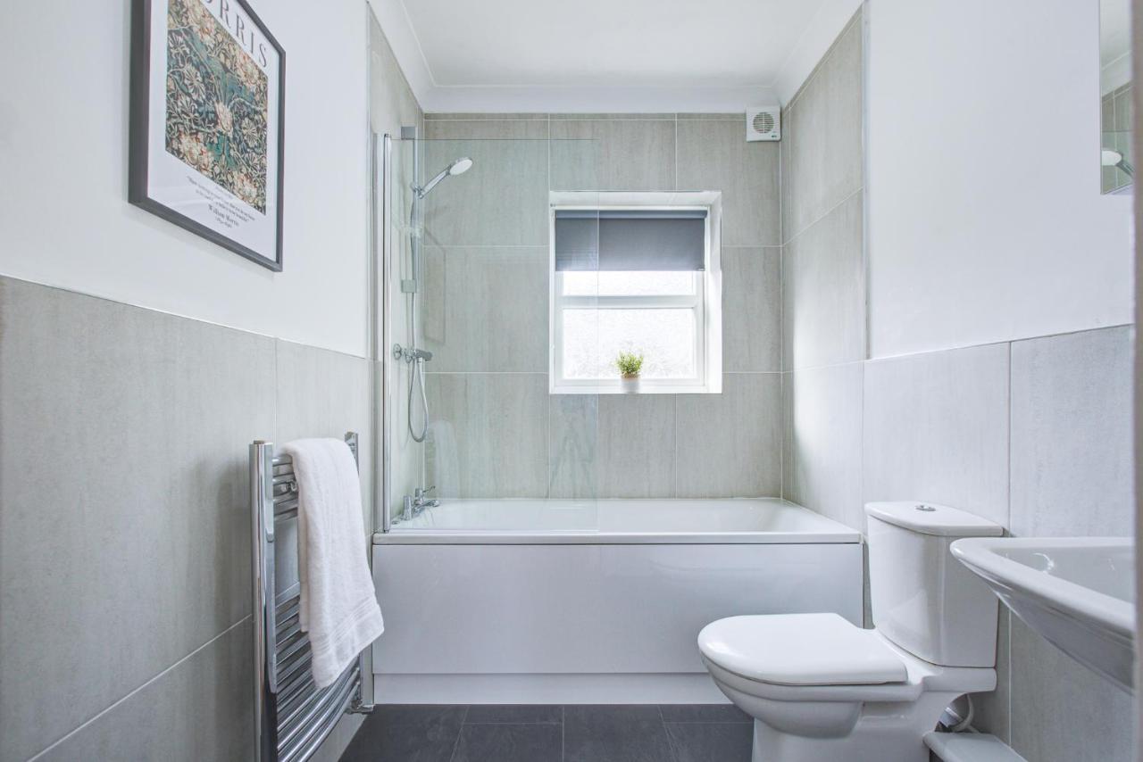 Stylish Two Bedroom Apartment With Free Parking! Romford Buitenkant foto