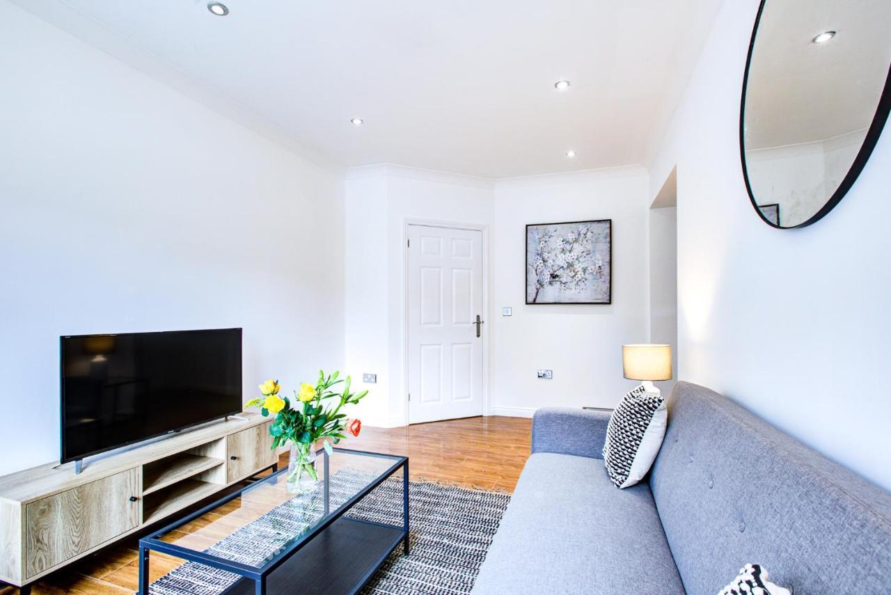 Stylish Two Bedroom Apartment With Free Parking! Romford Buitenkant foto